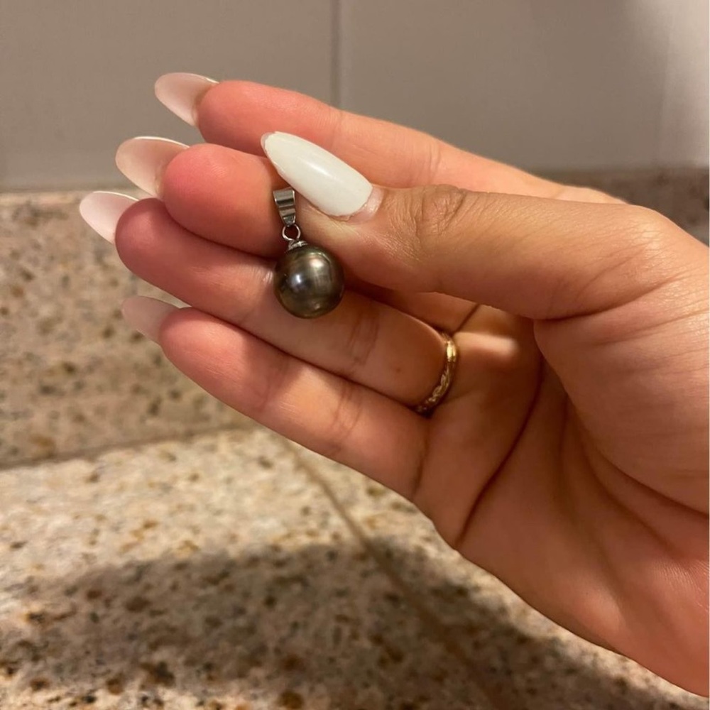 Large Tahitian Pearl pendant